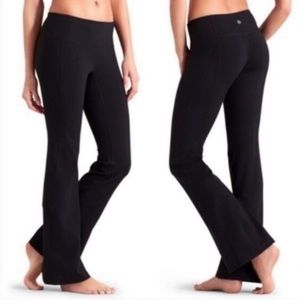 Athleta Kick Booty Yoga Flair Pant Black Small
